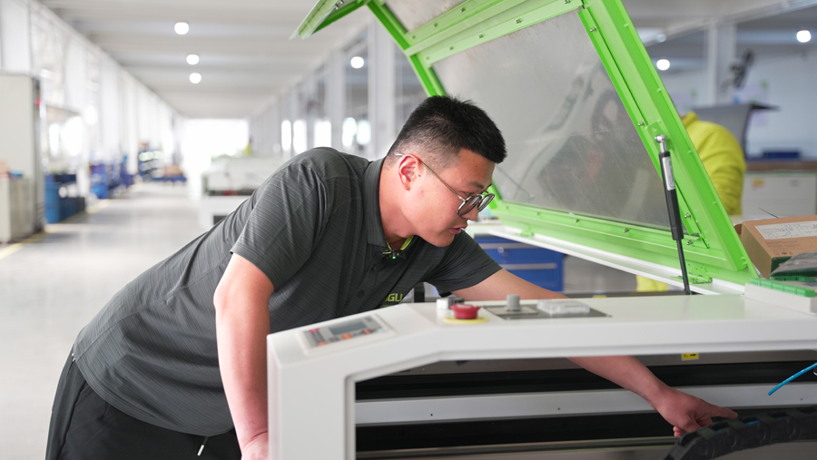 松谷激光员工朱凯荣获江苏省劳动模范